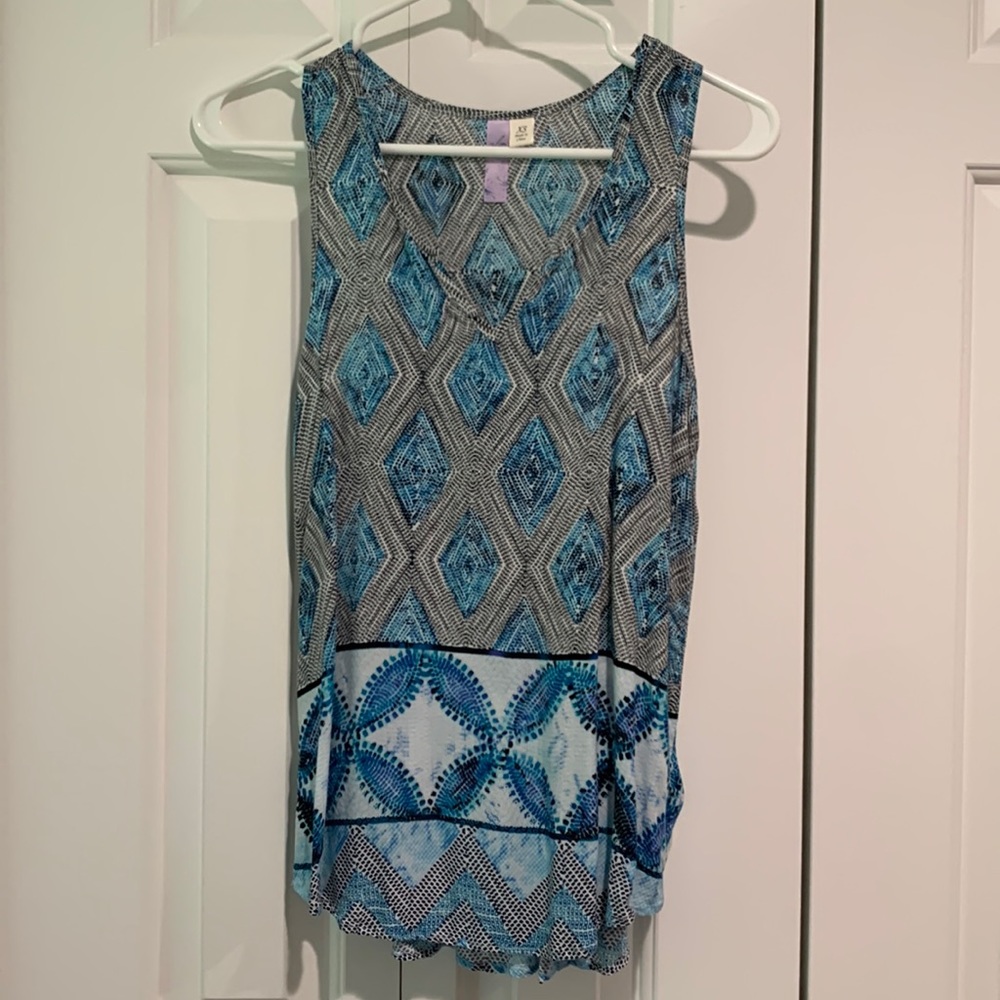 Alya V-neck curved hem tank